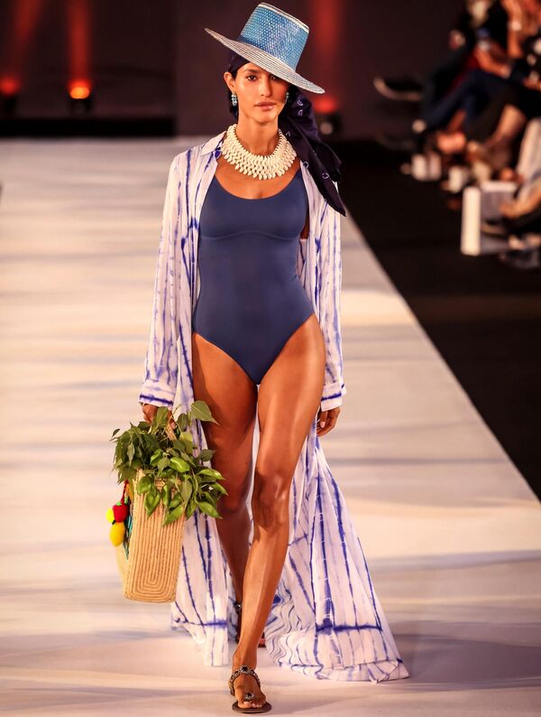 عارضة أزياء تقدم زيا من تصميم المصممة المغربية فضيلة الجادي خلال عرض أزياء في الرباط، المغرب 30 مايو 2023 - سبوتنيك عربي