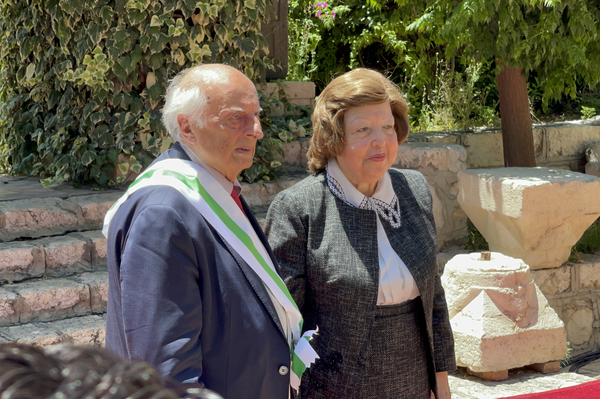 الدكتورة نجاح العطار نائب الرئيس السوري تقلد البروفيسور باولو ماتييه مكتشف مدينة (إيبلا) أرفع وسام وطني   - سبوتنيك عربي