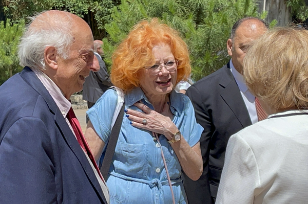 الدكتورة نجاح العطار نائب الرئيس السوري تقلد البروفيسور باولو ماتييه مكتشف مدينة (إيبلا) أرفع وسام وطني   - سبوتنيك عربي