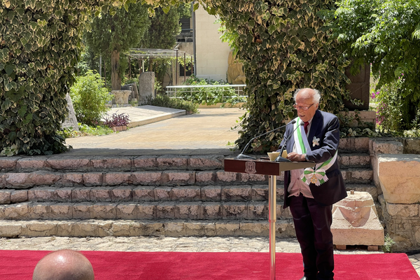 الدكتورة نجاح العطار نائب الرئيس السوري تقلد البروفيسور باولو ماتييه مكتشف مدينة (إيبلا) أرفع وسام وطني   - سبوتنيك عربي