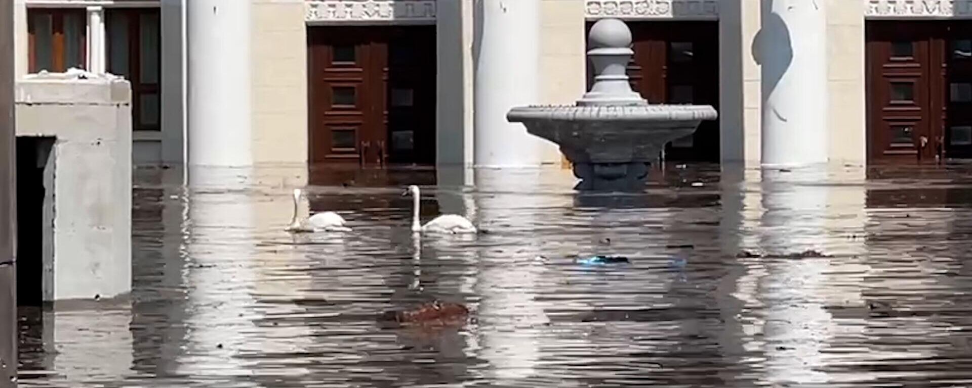 قصر الثقافة في مدينة نوفايا كاخوفسكاياالتي غمرتها المياه نتيجة القصف الأوكراني لمحطة الطاقة الكهرومائية في المدينة  - سبوتنيك عربي, 1920, 06.06.2023