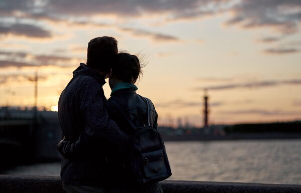 شخصان يقفان على خلفية ضفة دفارتسوفايا خلال الليالي البيضاء في سان بطرسبورغ. - سبوتنيك عربي