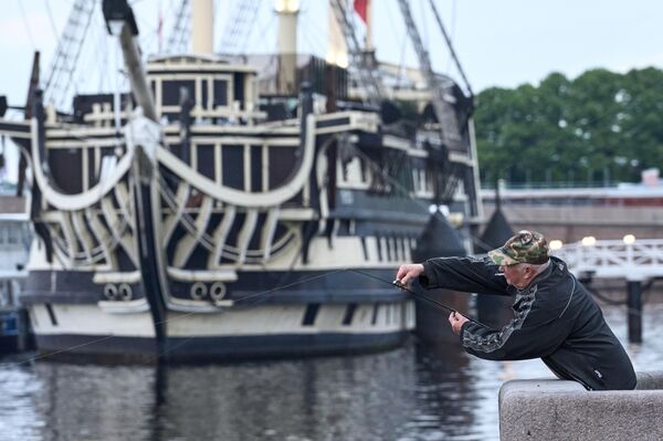 صياد على جسر بتروفسكايا خلال الليالي البيضاء في سان بطرسبورغ. - سبوتنيك عربي