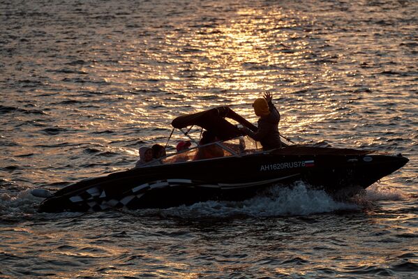 قارب متعة على نهر نيفا خلال الليالي البيضاء في سان بطرسبورغ. - سبوتنيك عربي