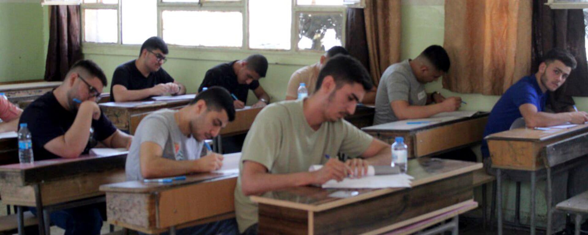 رغم احتلال أمريكا لمدارسهم ومحاصرة وطنهم.. طلاب الحسكة يبدؤون امتحانات الثانوية العامة - سبوتنيك عربي, 1920, 15.01.2025