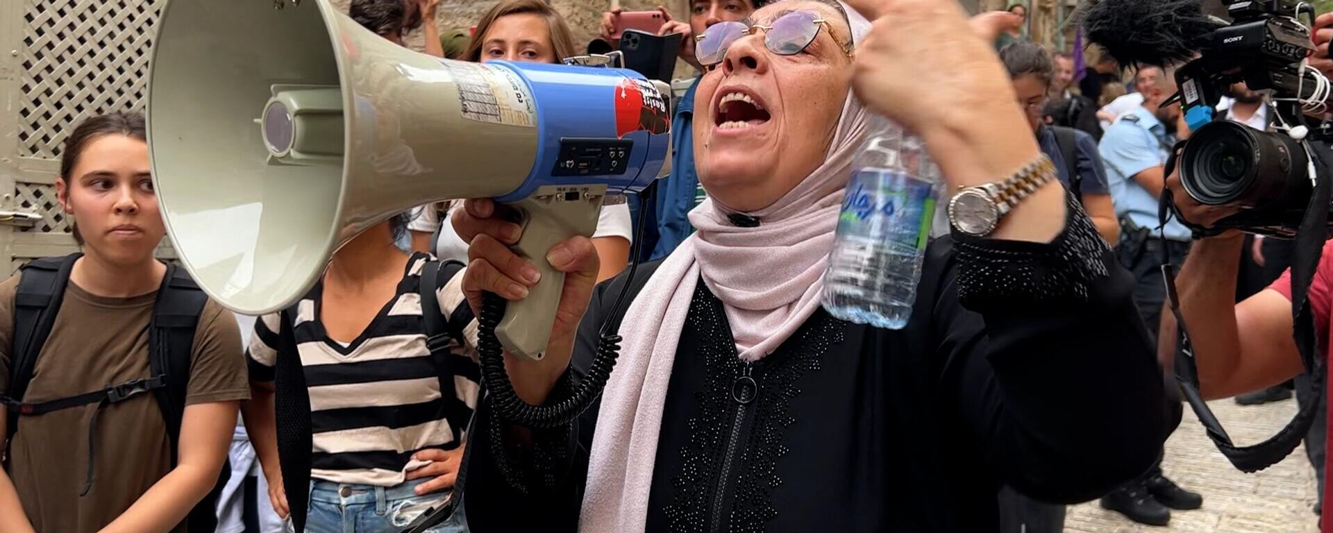 الشرطة الإسرائيلية تعتدي على متضامنين من اليسار الاسرائيلي خلال وقفة احتجاجية ضد امر اخلاء منزل عائلة صب لبن في البلدة القديمة بالقدس - سبوتنيك عربي, 1920, 08.06.2023