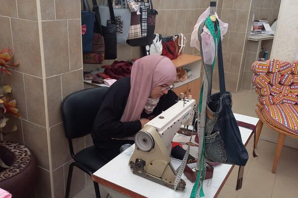 إبرة وصنارة... مشروع نسائي يتحدى الظروف ويعيد تدوير النفايات في قطاع غزة - سبوتنيك عربي