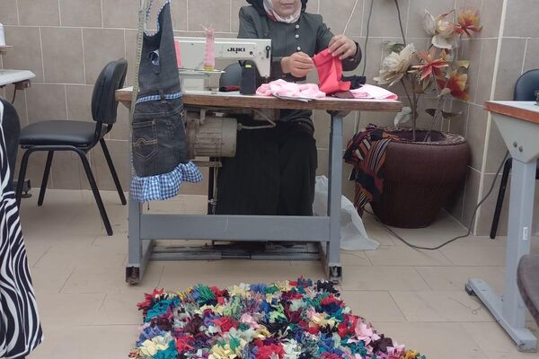 إبرة وصنارة... مشروع نسائي يتحدى الظروف ويعيد تدوير النفايات في قطاع غزة - سبوتنيك عربي