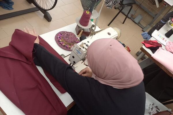 إبرة وصنارة... مشروع نسائي يتحدى الظروف ويعيد تدوير النفايات في قطاع غزة - سبوتنيك عربي