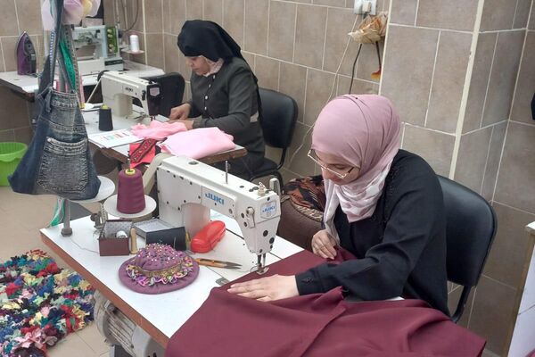 إبرة وصنارة... مشروع نسائي يتحدى الظروف ويعيد تدوير النفايات في قطاع غزة - سبوتنيك عربي