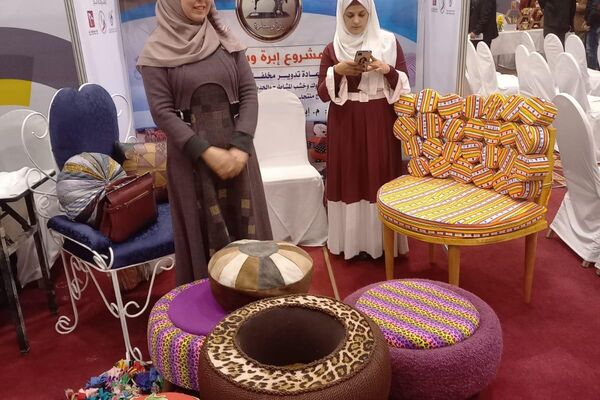 إبرة وصنارة... مشروع نسائي يتحدى الظروف ويعيد تدوير النفايات في قطاع غزة - سبوتنيك عربي