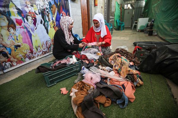 إبرة وصنارة... مشروع نسائي يتحدى الظروف ويعيد تدوير النفايات في قطاع غزة - سبوتنيك عربي