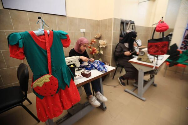 إبرة وصنارة... مشروع نسائي يتحدى الظروف ويعيد تدوير النفايات في قطاع غزة - سبوتنيك عربي