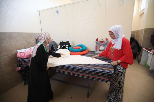 إبرة وصنارة... مشروع نسائي يتحدى الظروف ويعيد تدوير النفايات في قطاع غزة - سبوتنيك عربي