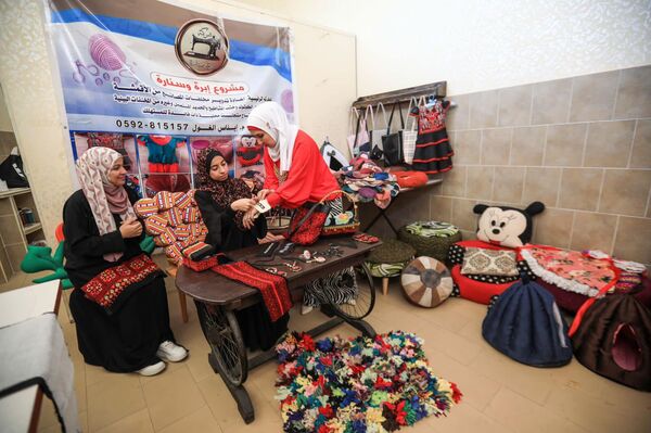 إبرة وصنارة... مشروع نسائي يتحدى الظروف ويعيد تدوير النفايات في قطاع غزة - سبوتنيك عربي