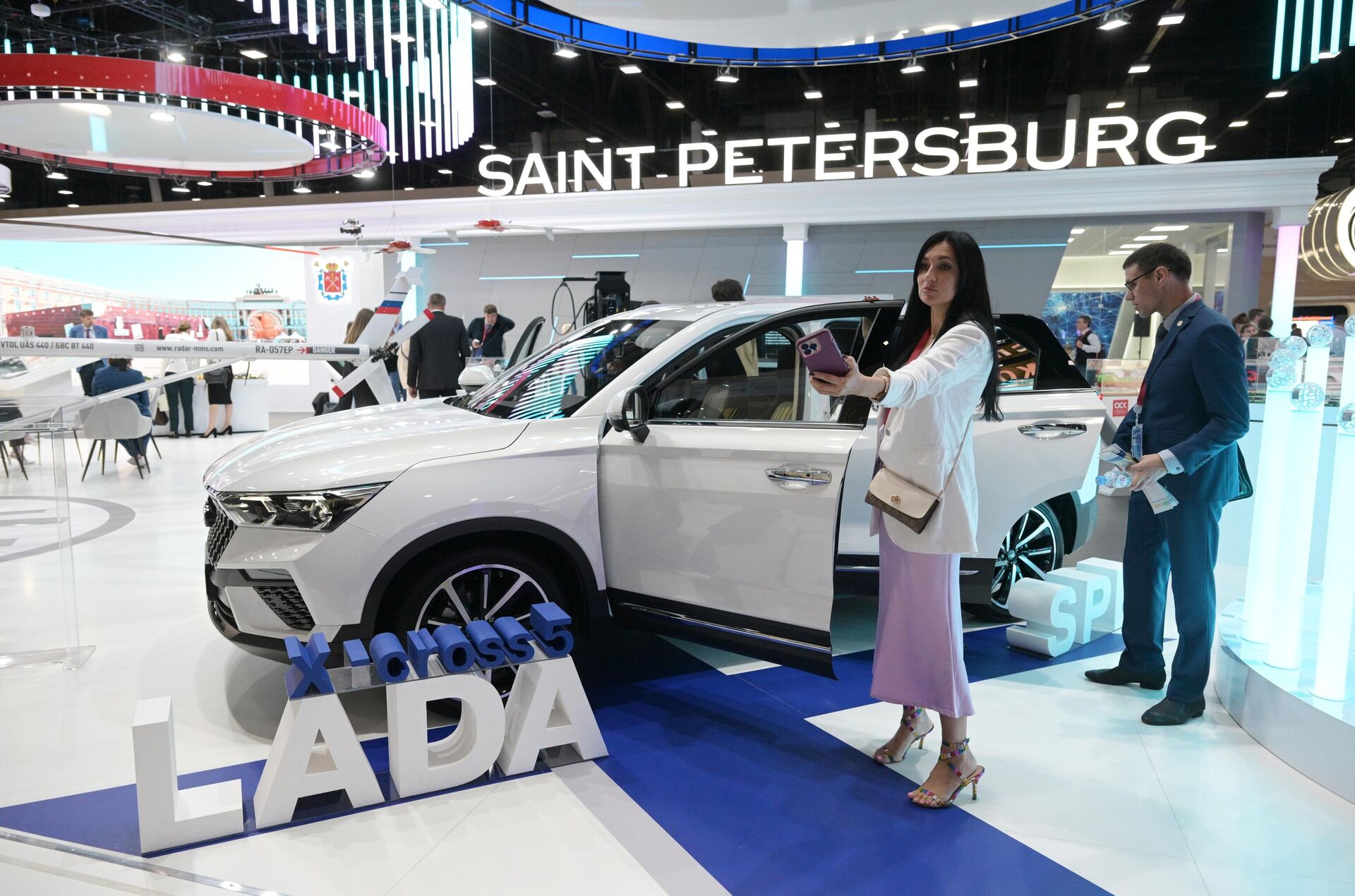 جناح شركة لادا الروسية لتصنيع السيارات، وسيارة Lada X-Cross في معرض منتدى سانت بطرسبورغ الاقتصادي الدولي - سبوتنيك عربي, 1920, 25.09.2023