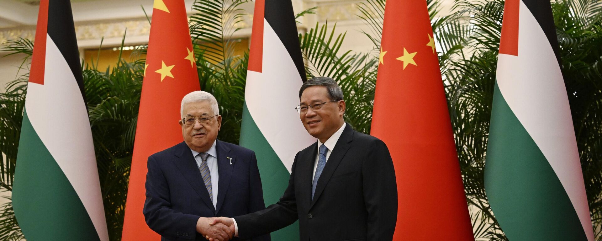 رئيس مجلس الدولة الصيني لي تشيانغ ، إلى اليمين ، يستقبل الرئيس الفلسطيني محمود عباس في قاعة الشعب الكبرى في بكين يوم الخميس 15 يونيو 2023  - سبوتنيك عربي, 1920, 15.06.2023