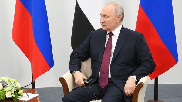 الرئيس الروسي فلاديمير بوتين و رئيس دولة الإمارات العربية المتحدة، محمد بن زايد آل نهيان على هامش منتدى سانت بطرسبورع الاقتصادي الدولي - سبوتنيك عربي