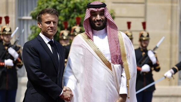 ولي العهد السعودي، الأمير محمد بن سلمان، والرئيس الفرنسي، إيمانويل ماكرون، يتصافحان في قصر الإليزيه، باريس، فرنسا، 16 يونيو/ حزيران 2023 - سبوتنيك عربي