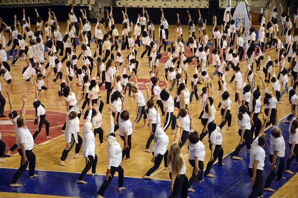 أطفال سوريون يواجهون ذكرياتهم مع الزلزال بـ اليوغا - سبوتنيك عربي