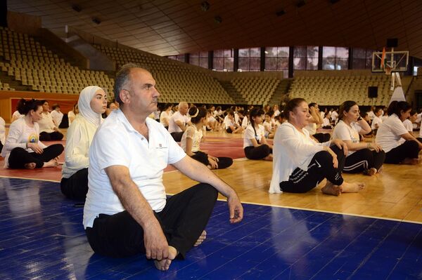 أطفال سوريون يواجهون ذكرياتهم مع الزلزال بـ اليوغا - سبوتنيك عربي