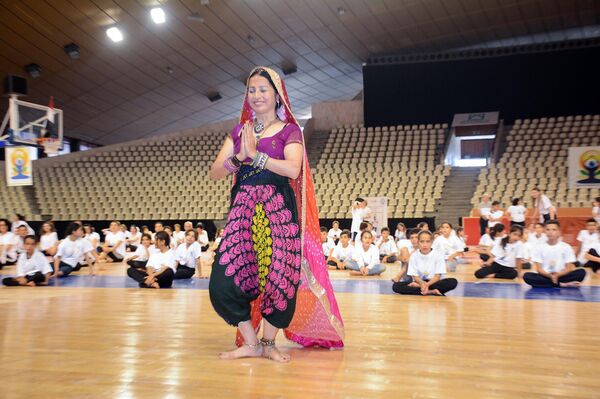 أطفال سوريون يواجهون ذكرياتهم مع الزلزال بـ اليوغا - سبوتنيك عربي