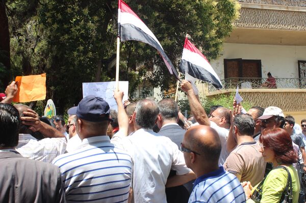 تضامناً مع أهالي الجولان.. مئات السوريين يحتجون أمام مقر الأمم المتحدة بدمشق - سبوتنيك عربي