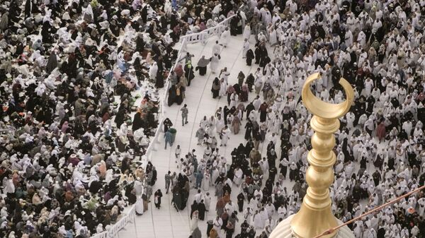 يستعد الحجاج المسلمون لصلاة المغرب في المسجد الحرام، في مكة المكرمة، المملكة العربية السعودية، 22 يونيو 2023. - سبوتنيك عربي