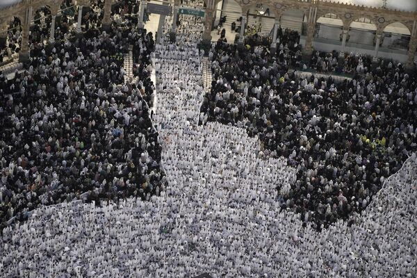 حجاج يصلون في المسجد الحرام في مكة المكرمة، المملكة العربية السعودية، 22 يونيو 2023. - سبوتنيك عربي