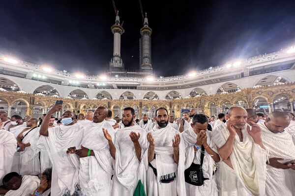 حجاج يصلون في المسجد الحرام في مدينة مكة المكرمة، عند وصولهم لأداء فريضة الحج السنوية، في 22 يونيو 2023. - سبوتنيك عربي