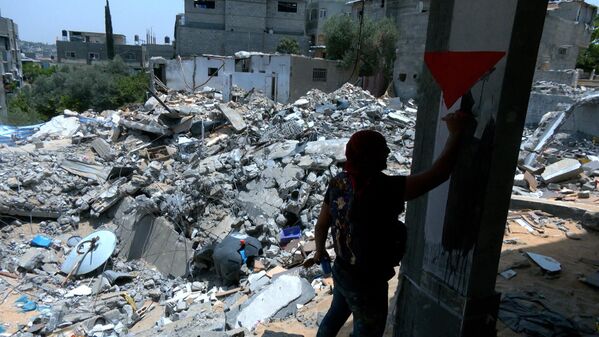 فنان فلسطيني يرسم لوحات فنية داخل المباني المدمرة بفعل الغارات الإسرائيلية على قطاع غزة
 - سبوتنيك عربي