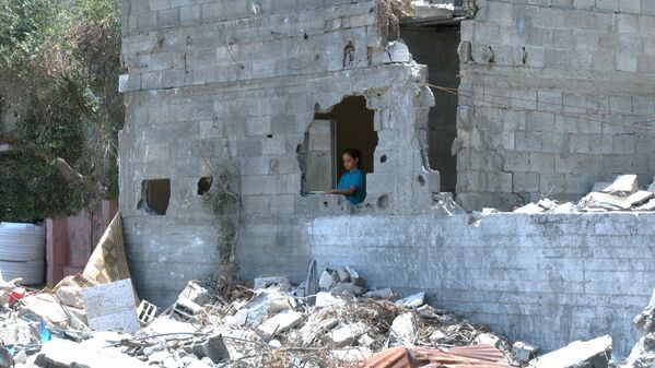 فنان فلسطيني يرسم لوحات فنية داخل المباني المدمرة بفعل الغارات الإسرائيلية على قطاع غزة
 - سبوتنيك عربي