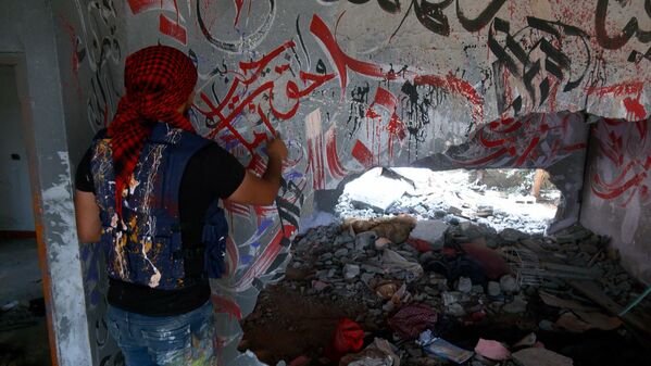 فنان فلسطيني يرسم لوحات فنية داخل المباني المدمرة بفعل الغارات الإسرائيلية على قطاع غزة
 - سبوتنيك عربي