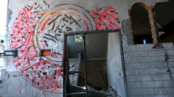 فنان فلسطيني يرسم لوحات فنية داخل المباني المدمرة بفعل الغارات الإسرائيلية على قطاع غزة
 - سبوتنيك عربي