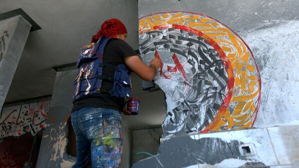 فنان فلسطيني يرسم لوحات فنية داخل المباني المدمرة بفعل الغارات الإسرائيلية على قطاع غزة
 - سبوتنيك عربي