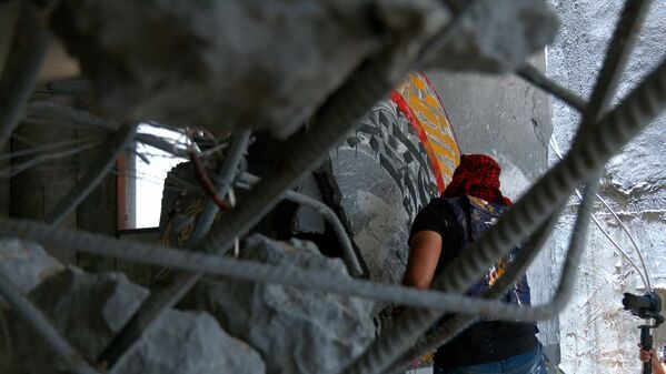 فنان فلسطيني يرسم لوحات فنية داخل المباني المدمرة بفعل الغارات الإسرائيلية على قطاع غزة
 - سبوتنيك عربي