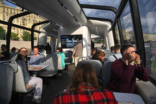 ركاب داخل ترام نهري كهربائي في موسكو - سبوتنيك عربي