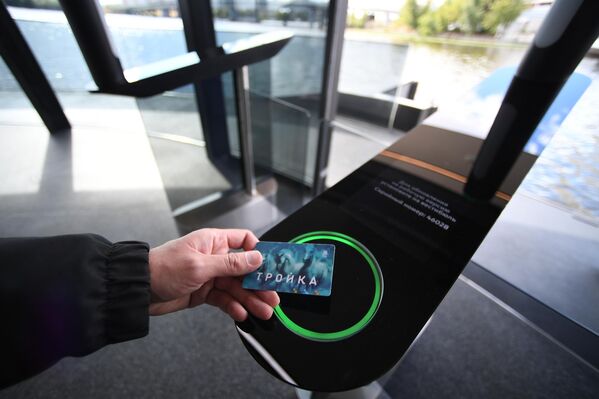 بوابات دخول إلكترونية مثبتة على مرسى للسفن الكهربائية النهرية في رصيف &quot;كييف&quot; في موسكو - سبوتنيك عربي