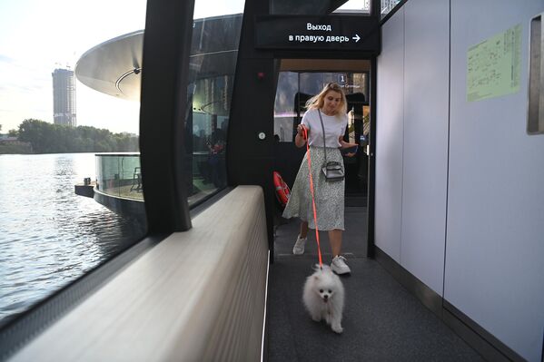 ركاب داخل ترام نهري كهربائي في موسكو - سبوتنيك عربي