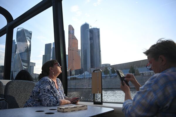 ركاب داخل ترام نهري كهربائي في موسكو - سبوتنيك عربي