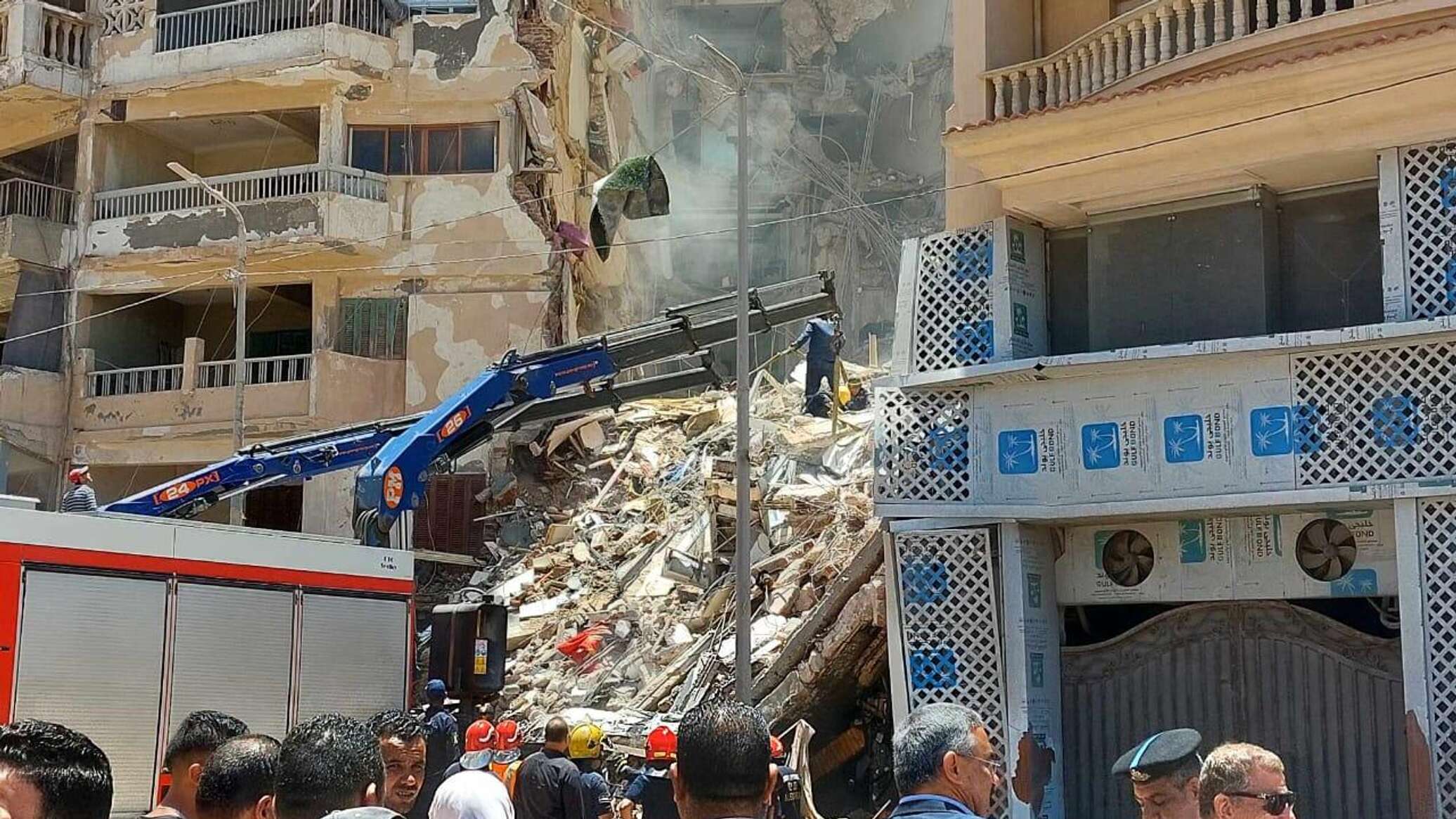 مصر.. انهيار عقار في القاهرة والسلطات تستعين بالكلاب البوليسية للبحث عن الضحايا