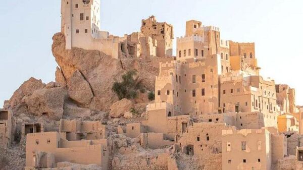 إحدى القرى التاريخية المعلقة التي استخدم فيها المعمار اليمني التحصين الطبيعي وتعرف بالقرية الحصنة بوادي حضرموت - سبوتنيك عربي
