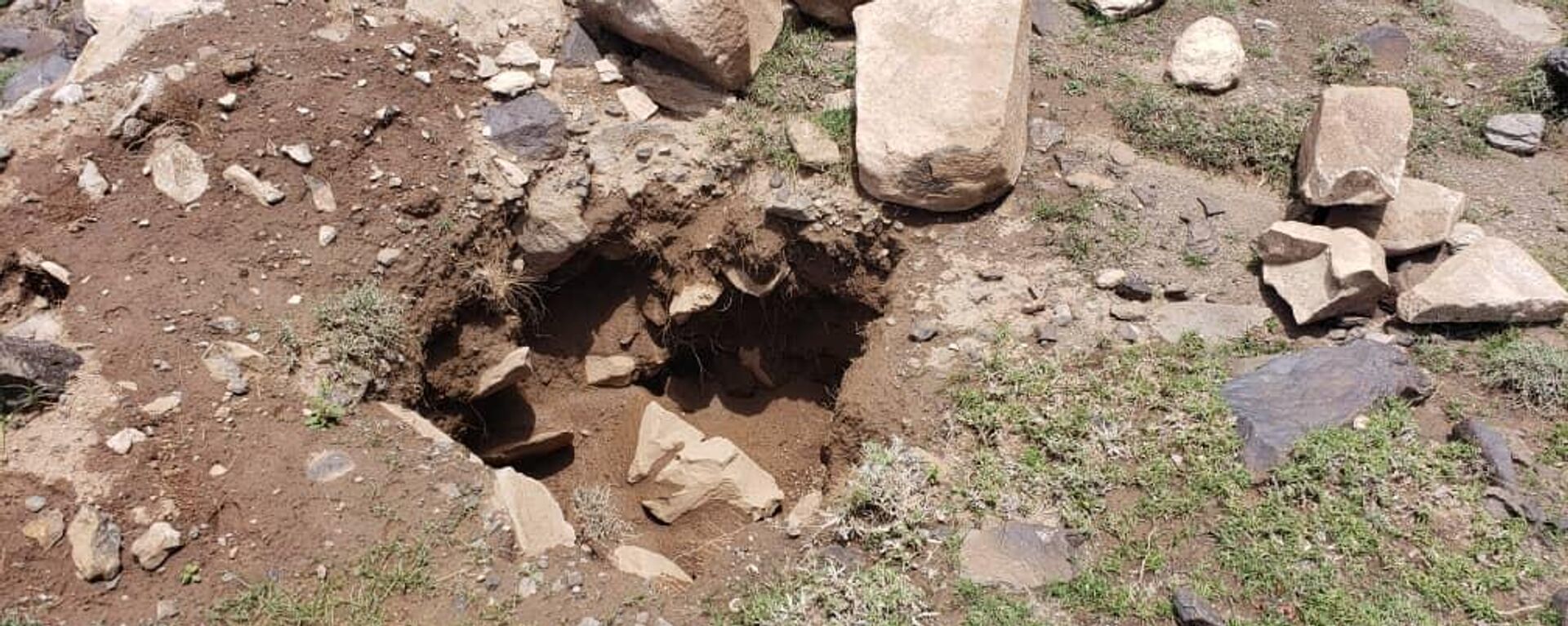 حفر غير قانوني لموقع أثري يرجع للدولة الحميرية بجبل الوز - سبوتنيك عربي, 1920, 05.05.2025