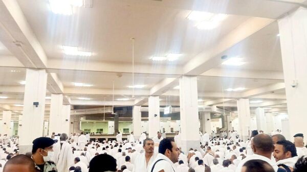 من مسجد نمرة حيث أدى الحجاج صلاة الفجر استعدادا للذهاب إلى صعيد عرفات - سبوتنيك عربي
