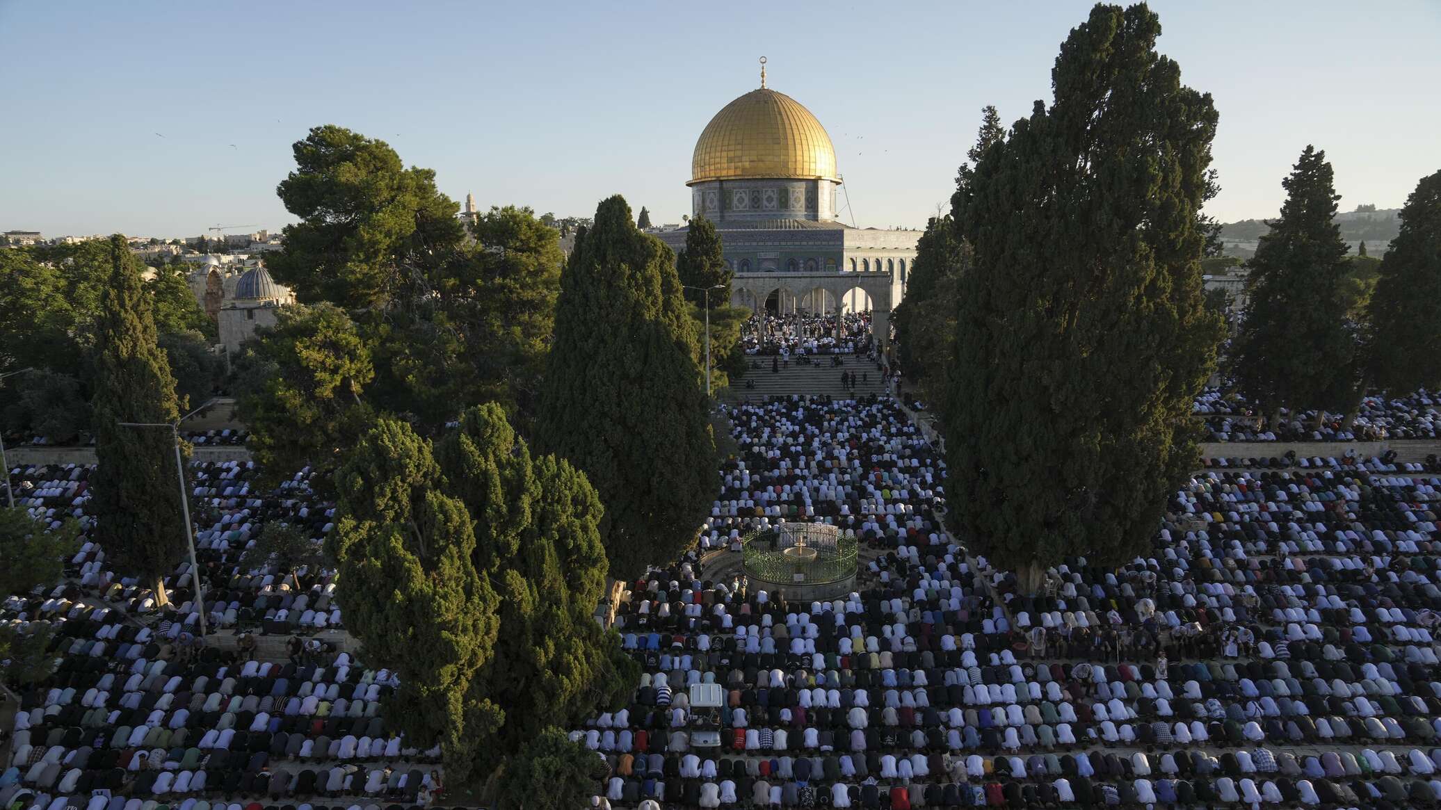 آلاف الفلسطينيين يؤدون صلاة عيد الأضحى في المسجد الأقصى.. فيديو