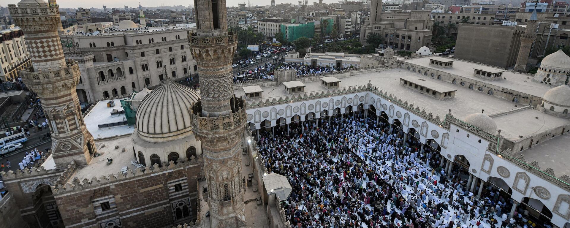 المصلون يجتمعون لأداء صلاة عيد الأضحى المبارك في الجامع الأزهر التاريخي وسط القاهرة في 28 يونيو 2023. - سبوتنيك عربي, 1920, 13.06.2024