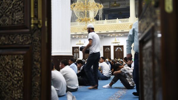 المصلون قبل بدء صلاة عيد الأضحى في جامع إسلام أباد في طشقند، أوزبكستان، 28 يونيو 2023 - سبوتنيك عربي