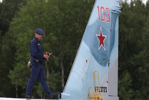 تدريبات الطيران التكتيكية لأطقم مقاتلة &quot;سو-27&quot; التابعة لقوات البحرية الروسية في كالينينغراد. - سبوتنيك عربي