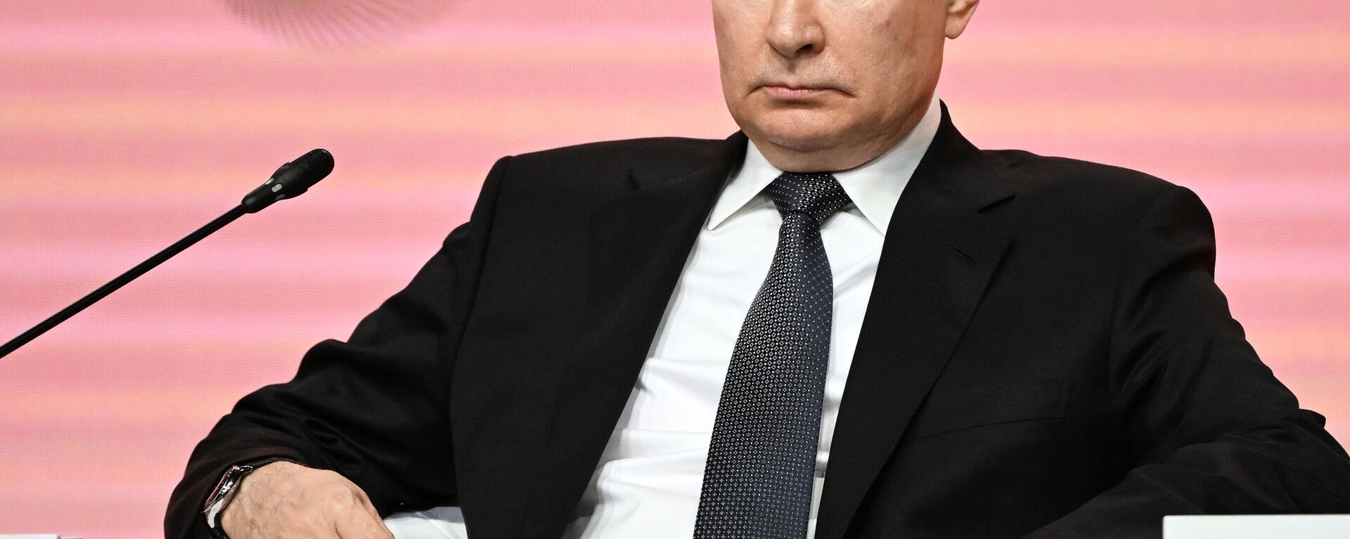 الرئيس الروسي فلاديمير بوتين في الجلسة العامة لمنتدى الأفكار القوية للزمن الجديد - 2023 في موسكو. - سبوتنيك عربي, 1920, 27.07.2023