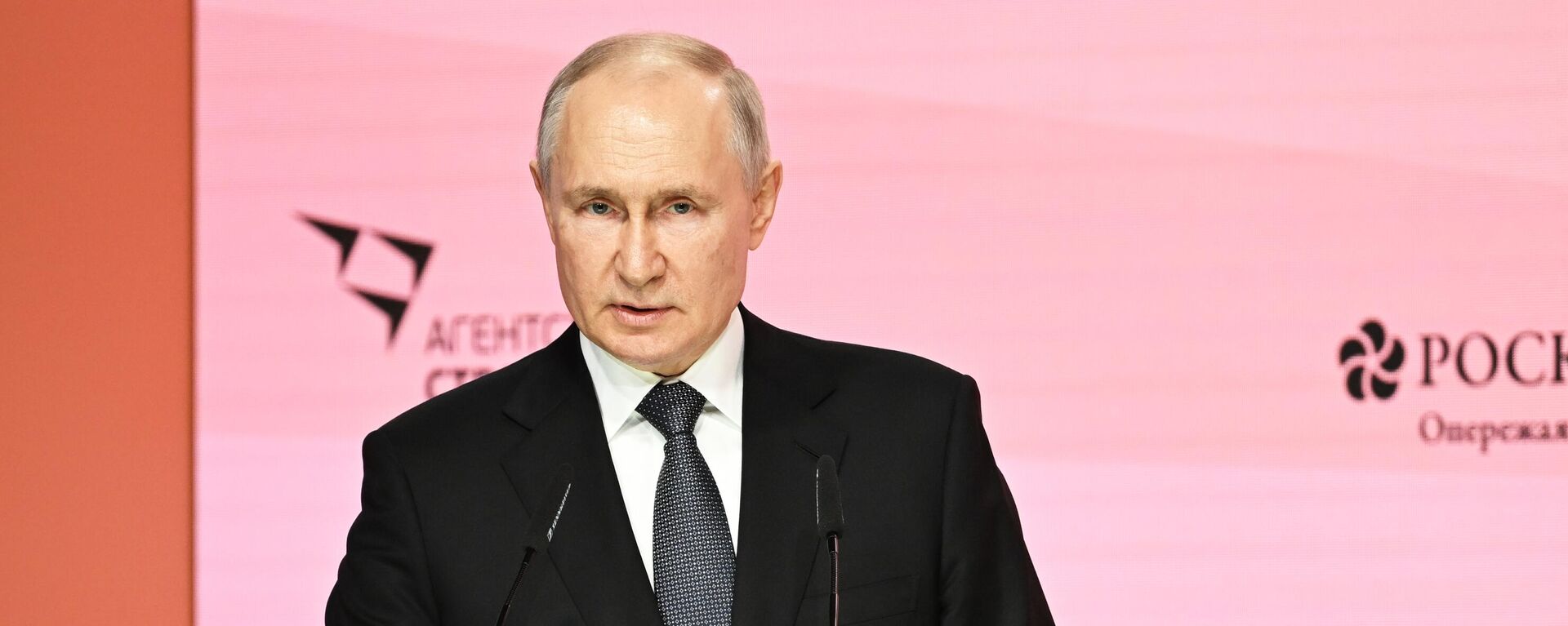 الرئيس الروسي فلاديمير بوتين في الجلسة العامة لمنتدى الأفكار القوية للزمن الجديد - 2023 في موسكو. - سبوتنيك عربي, 1920, 05.09.2023